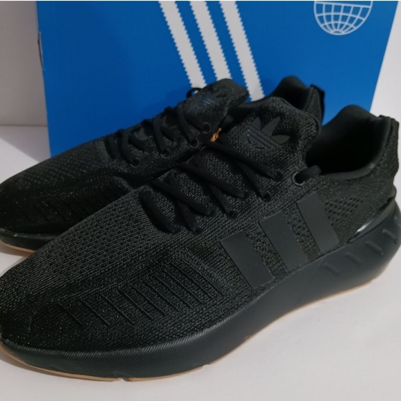 mens black athletic shoes